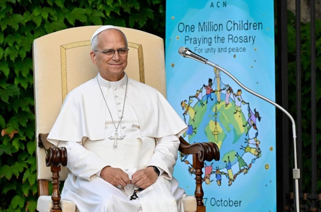 El papa León y un millón de niños rezan el rosario por la paz mundial