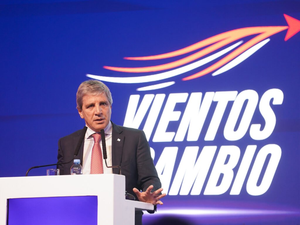 Milei busca acuerdos políticos mientras crecen las críticas por la economía
