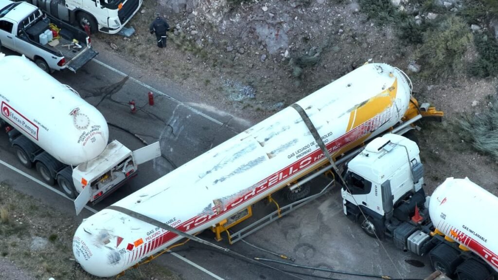 La Ruta 144 seguirá cerrada mientras avanzan las tareas con la cisterna